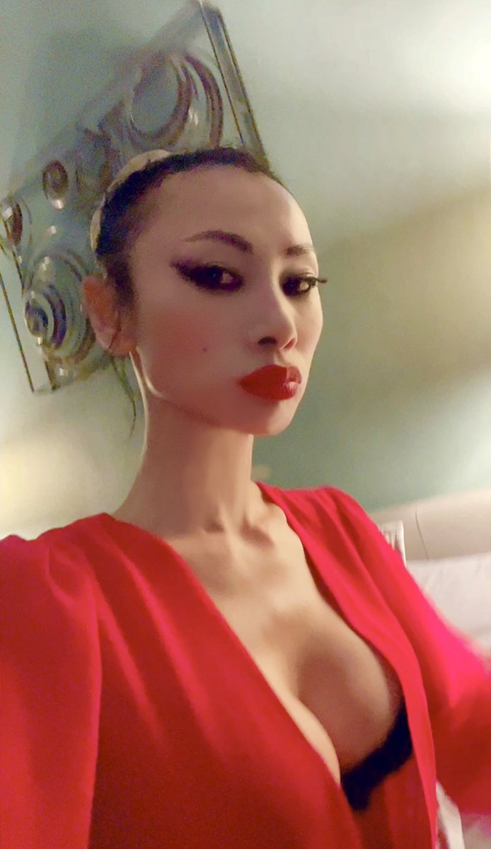 RealBaiLing's tweet photo. #onset #filming 😛👍🎬 10pics beforemy #hair done #filminprogress . People say I look like #audreyhepburn what you think? sotiredsomany lines mycharacter #demanding Plus she is #hilarious #moviestar #diva Ucan just #imagine https://t.co/hM7AuORq7k #bailibgmovie #白靈 #白靈電影 https://t.co/Zc591Pyd1Y