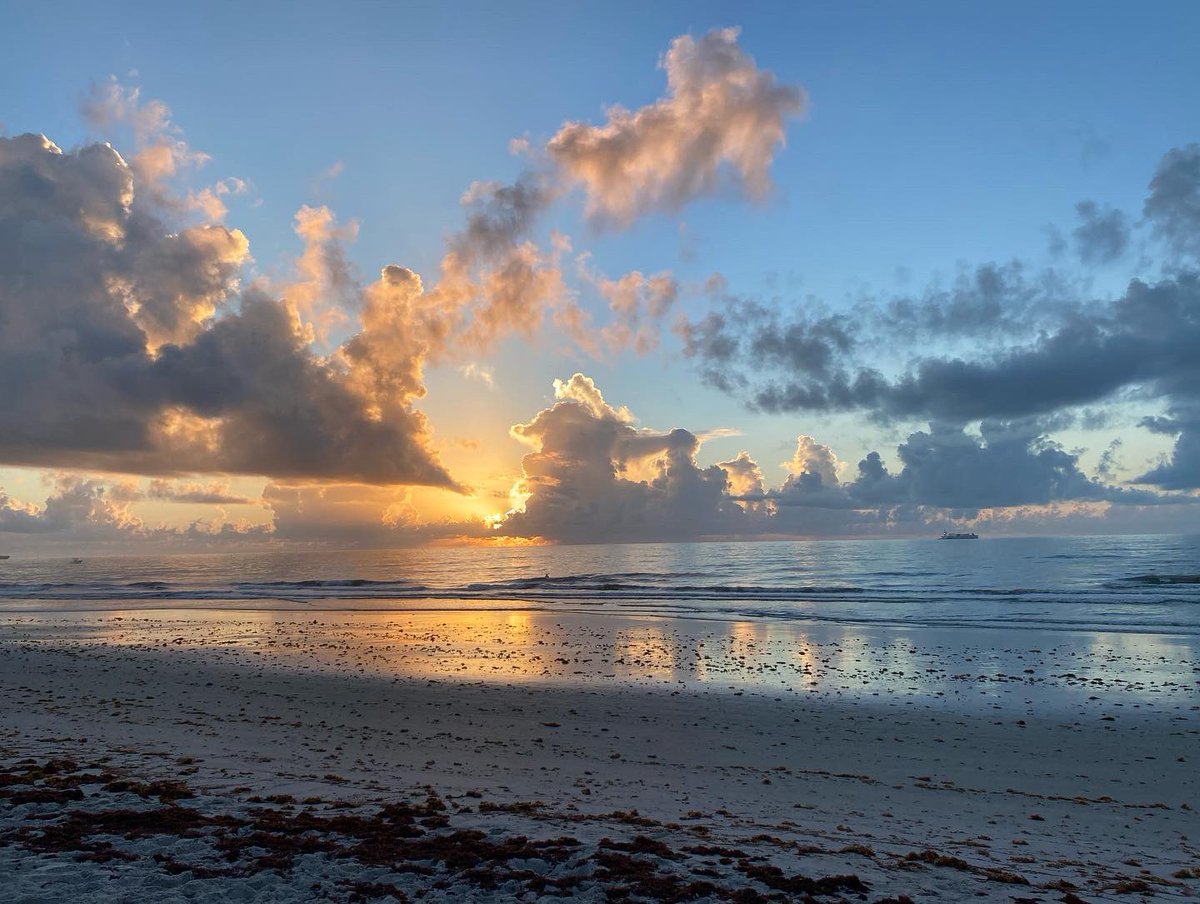MrsGuglielmo's tweet photo. We caught the ULA Atlas V just before sunrise from Cocoa Beach this morning! It was beautiful! And tonight we will be at the LC-39 viewing gantry at the Kennedy Space Center for the Space X Falcon 9 KPOL. What an exciting day! #ula #AtlasV #launch #cocoabeach #spacex #falcon9 https://t.co/1RBq69svGC