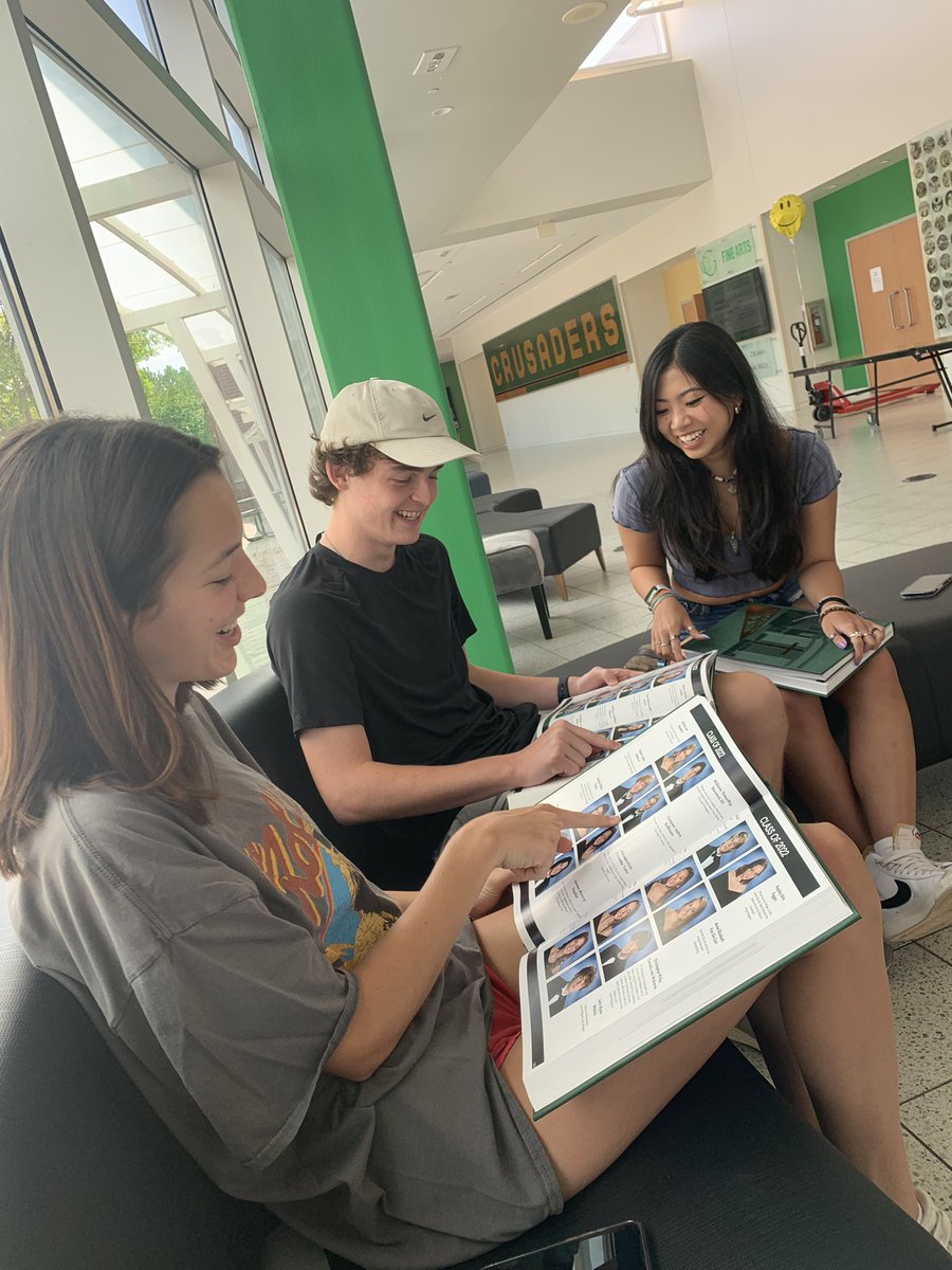 Graduated seniors with their yearbooks today! Remember Class of ‘22 to pick yours up tomorrow from 9-12pm!!