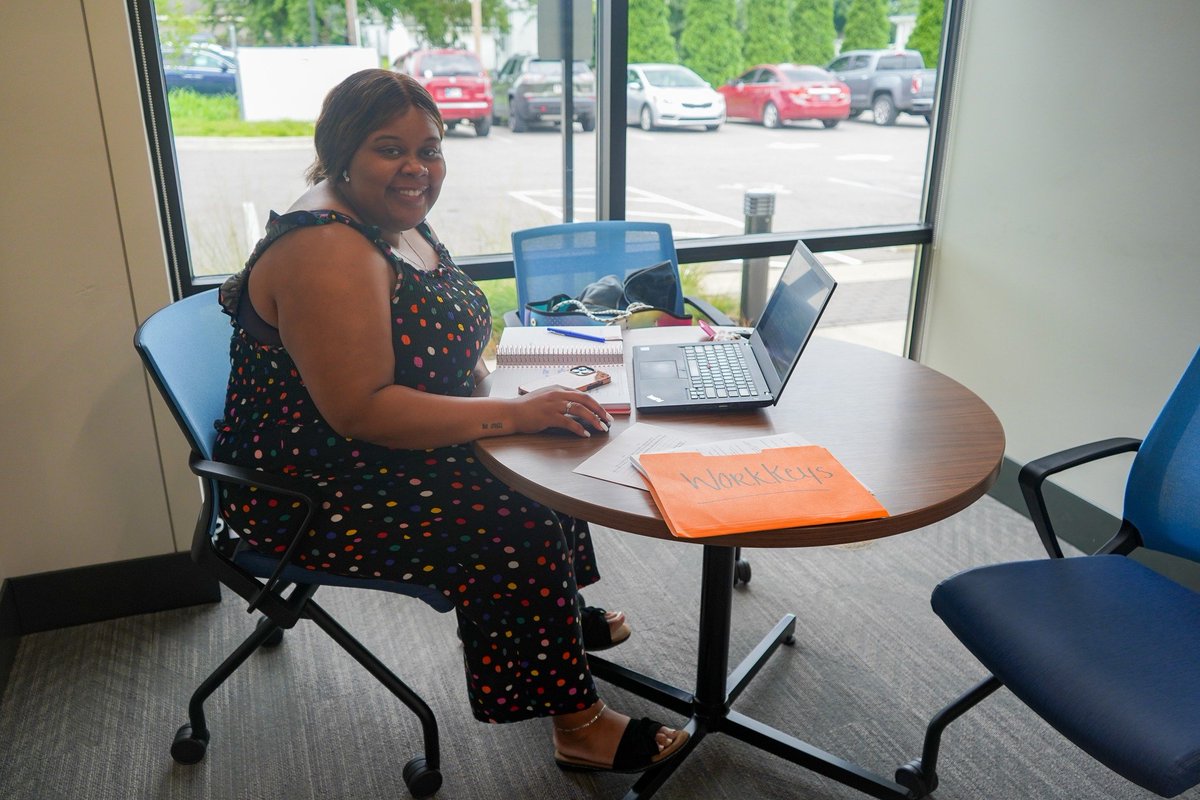 kccgreenriver's tweet photo. Stop by and see Aleka at the Henderson County Public Library until 4pm today if you are needing help with a resume or job search! https://t.co/oOmXAUft6t