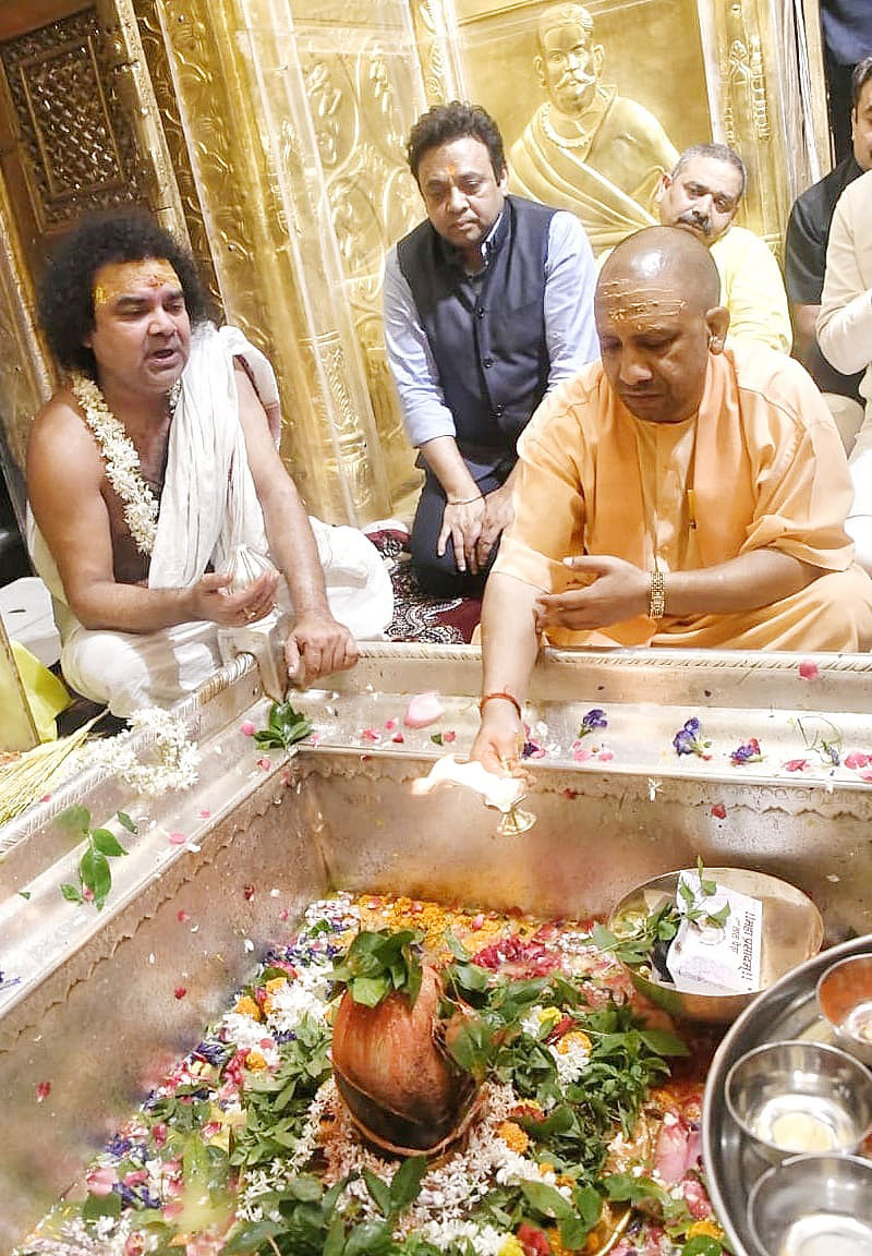 myogioffice's tweet photo. मुख्यमंत्री श्री @myogiadityanath जी महाराज ने पवित्र श्रावण मास में आज वाराणसी में बाबा विश्वनाथ जी के दर्शन-पूजन कर लोक-कल्याण की कामना की। https://t.co/XAyhCdvb9W