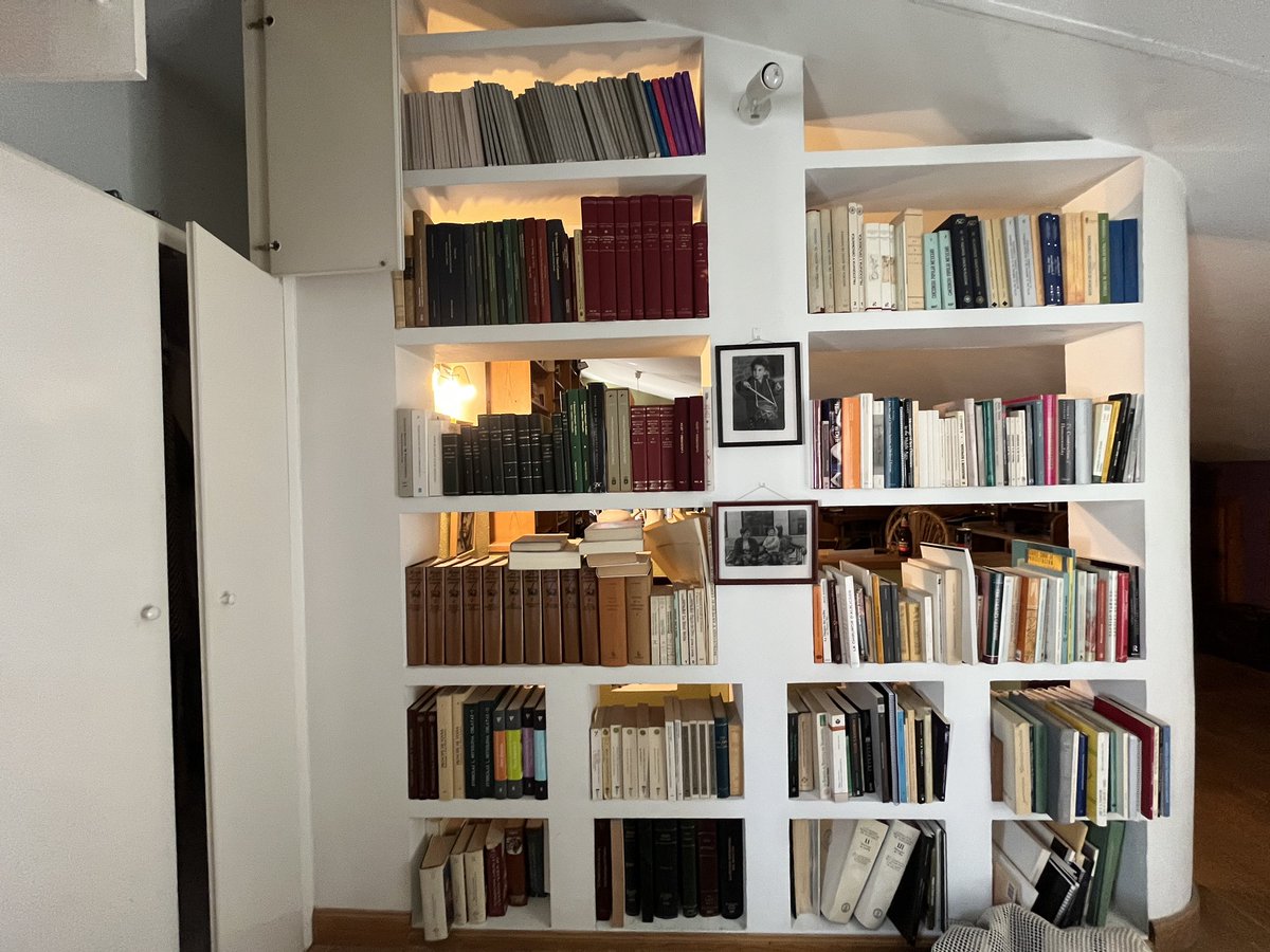 URGENTE! #Filologos, #medievalistas #mujeresmedievales estudiosos de literatura .. se donan libros de la biblioteca personal de la catedrática de literatura medieval EUKENE LACARRA LANZ. Pido por favor RT (DM para más info)