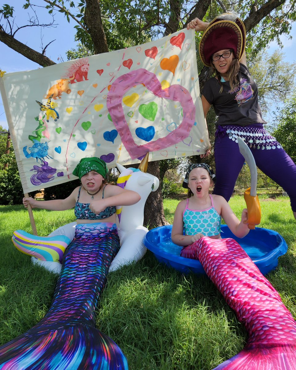 Our Flag Means Heart!! Having heart is family, compassion, courage, empathy, a desire to add good to this world 🌎
❤🧡💛💚💙💜
@taikawaititi @ourflaghbomax @gish
#Item49 #GISH2022 #mermaidpirates
#chosenfamily #teammamacas <a href="/GISH/">GISH</a>Chillax