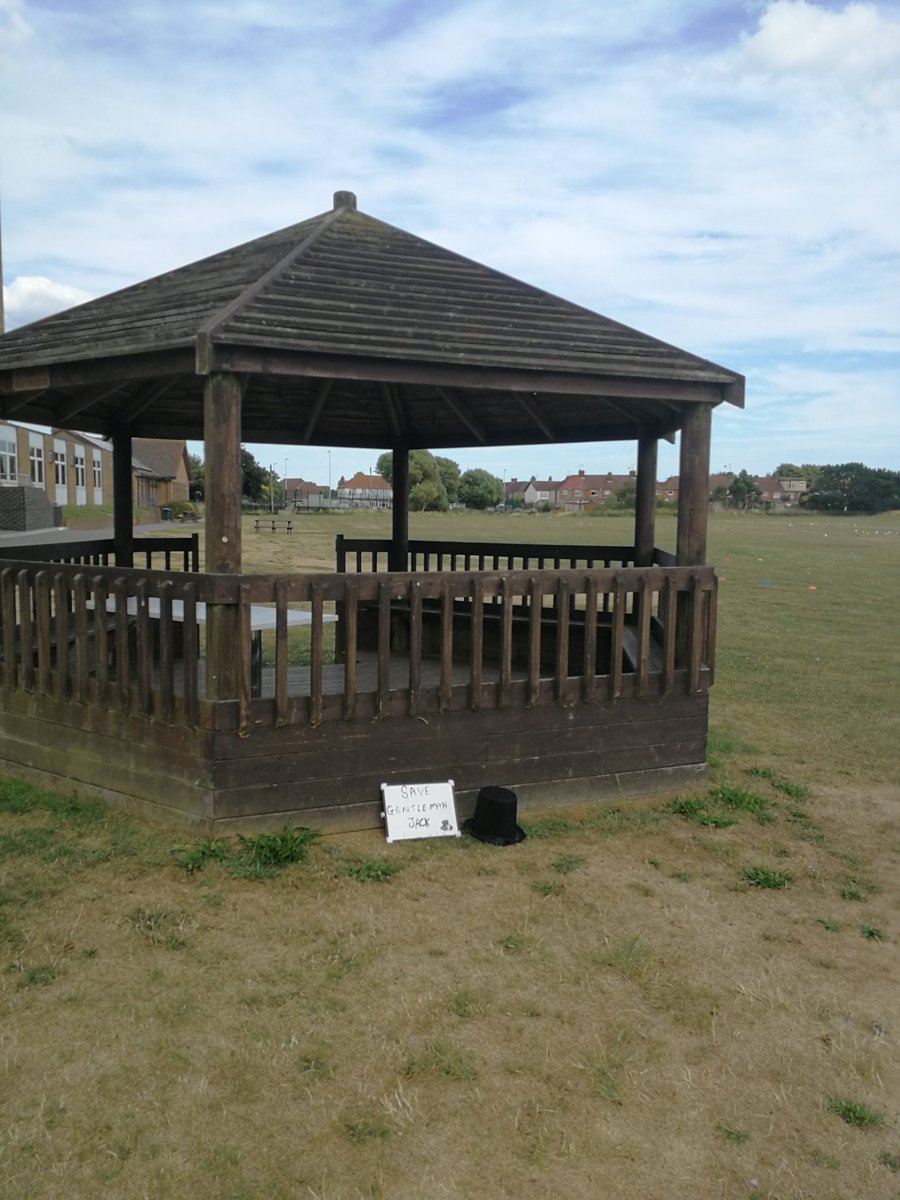 hannahchelseafc's tweet photo. Challenge day 6   sports field....  took a walk down to the sports field today temperature at 22°c very warm with hardly any clouds in the sky 🎩🎩 #Annelisterpowerwalk #SaveGentlemanJack #ParamountPlusSaveGentlemanJack #ParamountPlus @paramountplus @HBO @BBCOne https://t.co/V6onsf8wOg