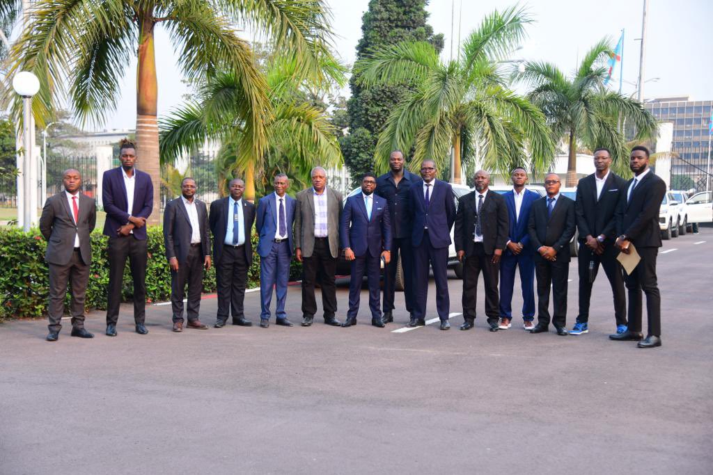 LeopardsBasket's tweet photo. Chose promise, chose dûe. Après le sacre à la 1ère édition de l'Afrocan de Basket, nos joueurs de l'équipe nationale viennent de recevoir leurs véhicules, don du Chef de l'État. Merci @fatshi13  @Presidence_RDC  🙌🏾 https://t.co/mP4mUnK7yw