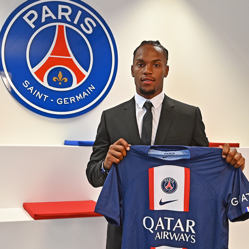 PSG_inside's tweet photo. Le Paris Saint-Germain est heureux d’annoncer la signature de Renato Sanches pour les cinq prochaines saisons. ✍️

Le milieu de terrain portugais est lié au club de la capitale jusqu’au 30 juin 2027. 🔴🔵

#WelcomeRenato