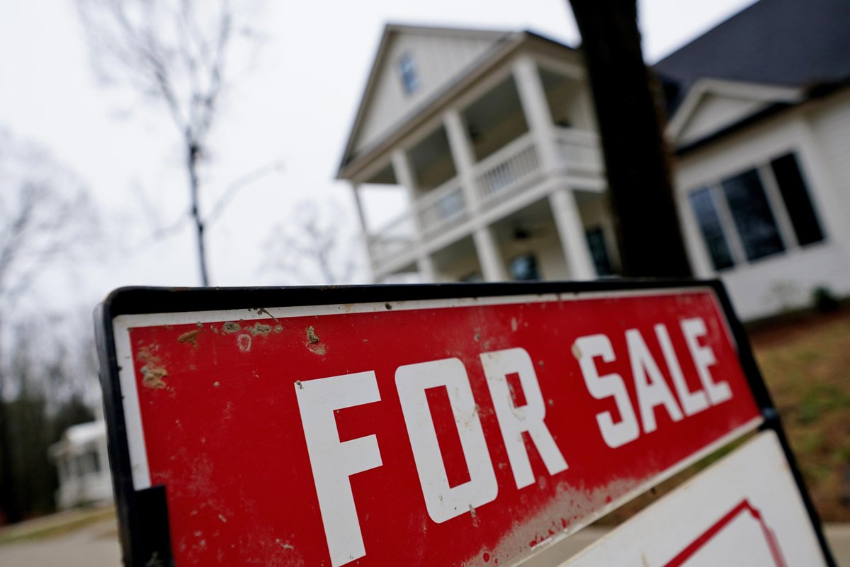 AP's tweet photo. Long-term mortgage rates under 5% for 1st time in 4 months https://t.co/6ct6E5PSYl https://t.co/psB6IrEaFx