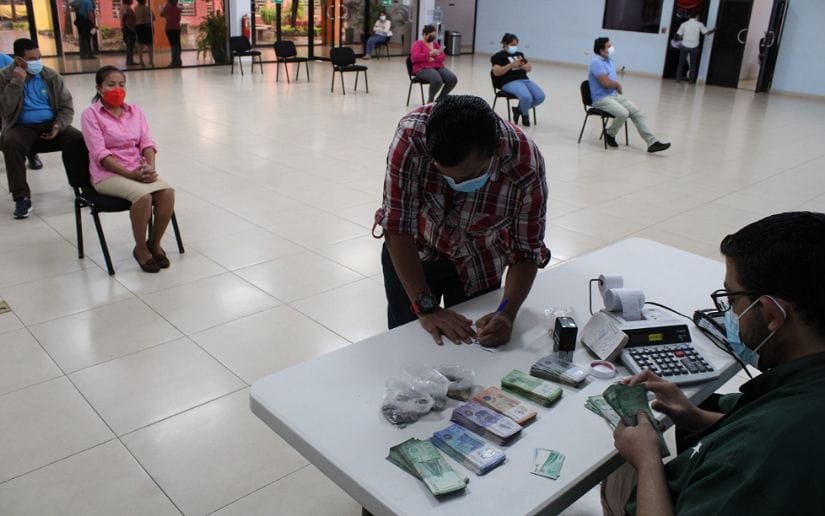 el19digital's tweet photo. #Nicaragua 

Trabajadores del Ministerio de Educación, recibieron este jueves  el pago de salario correspondiente al mes de agosto https://t.co/H2FXCVglrV