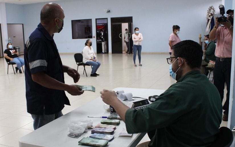 el19digital's tweet photo. #Nicaragua 

Trabajadores del Ministerio de Educación, recibieron este jueves  el pago de salario correspondiente al mes de agosto https://t.co/H2FXCVglrV