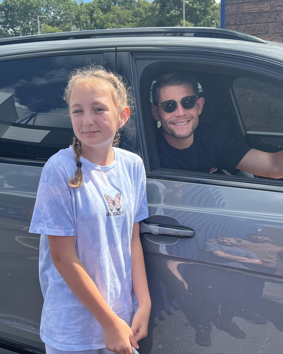 steph_con10's tweet photo. When you go to finch farm to be told they are not there. So we get to Goodison and only @Tarky19 is left. Oh well we will try again next week as Izzy is desperate to meet @JPickford1 @Everton #efc https://t.co/fGzDiT3RjB