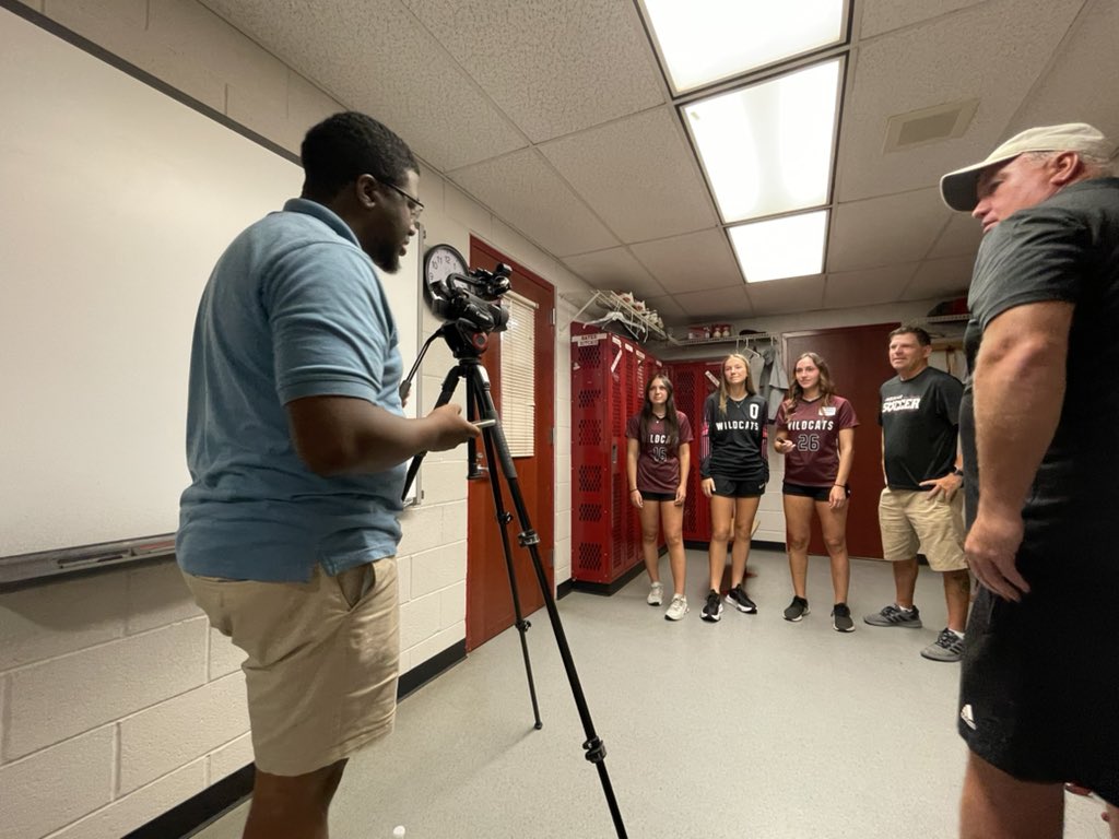 reesejawn's tweet photo. Jimmie (@JimmieRBrownJr) working with Mechanicsburg girls soccer at #PLMediaDay @GoMechanicsburg https://t.co/KtnJbzTGQ8