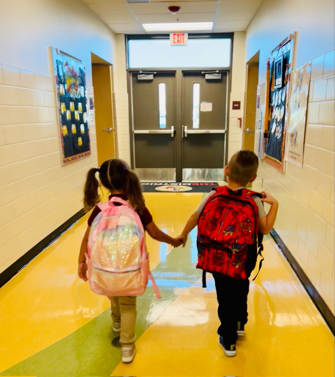 CapistranoES's tweet photo. Day 4 at Capistrano 🦅... another moment that reminds us why we LOVE what we GET to do...💙🌟#THEDISTRICT #CapistranoStrong @YsletaISD https://t.co/089uInUiiZ