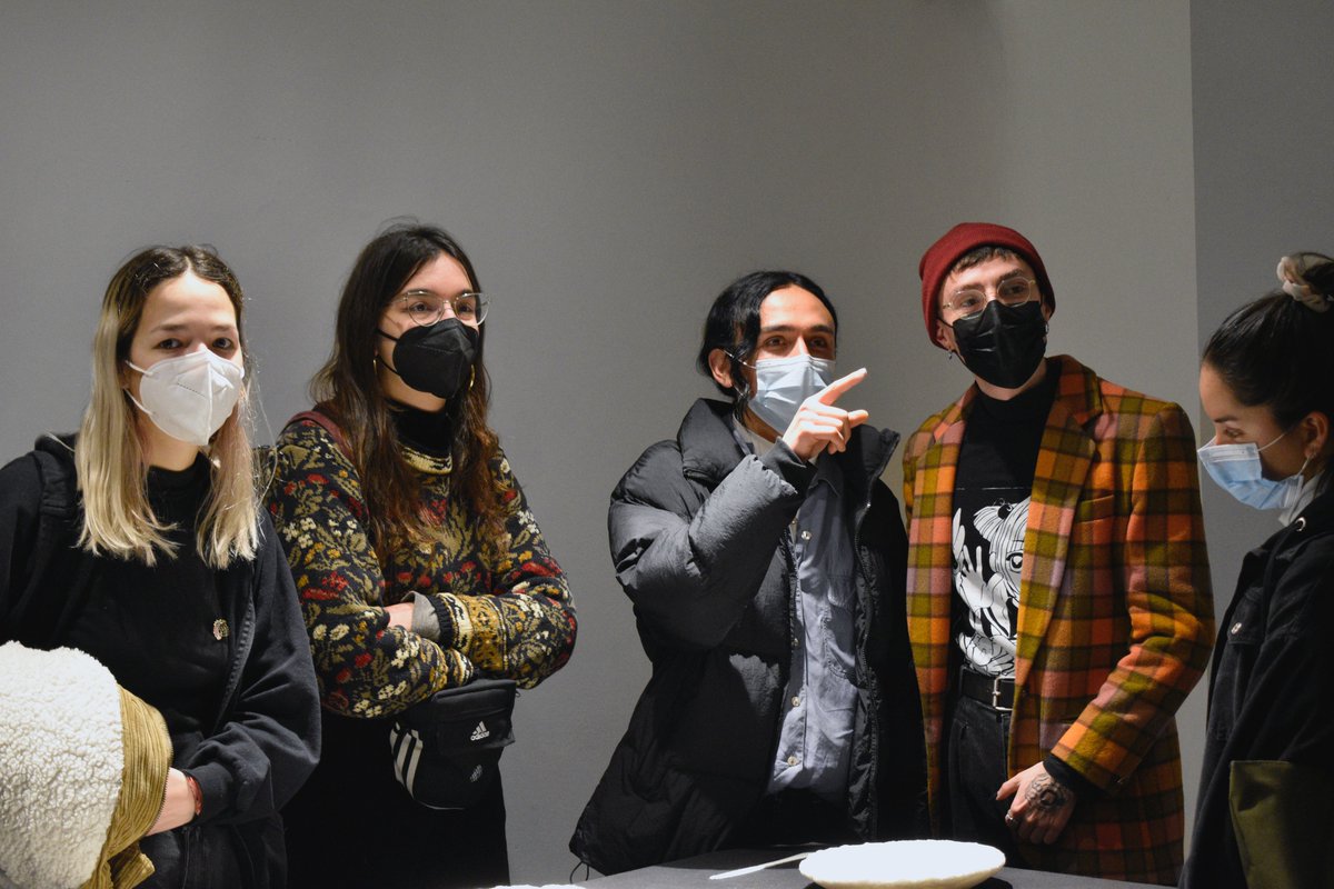 balm_artejoven's tweet photo. 📸 Fotitos de la hermosa inauguración que tuvimos ayer de “Fragmentos de un cuerpo anterior”, la tercera muestra LAB #BalmacedaVisual en #BAJRM.
💫 Visita la #expo de lunes a viernes entre las 17 y 20 horas en Av. Balmaceda 1215.
🦋 +INFO en: https://t.co/dNWZbvvVJy https://t.co/v9pIylNmlm