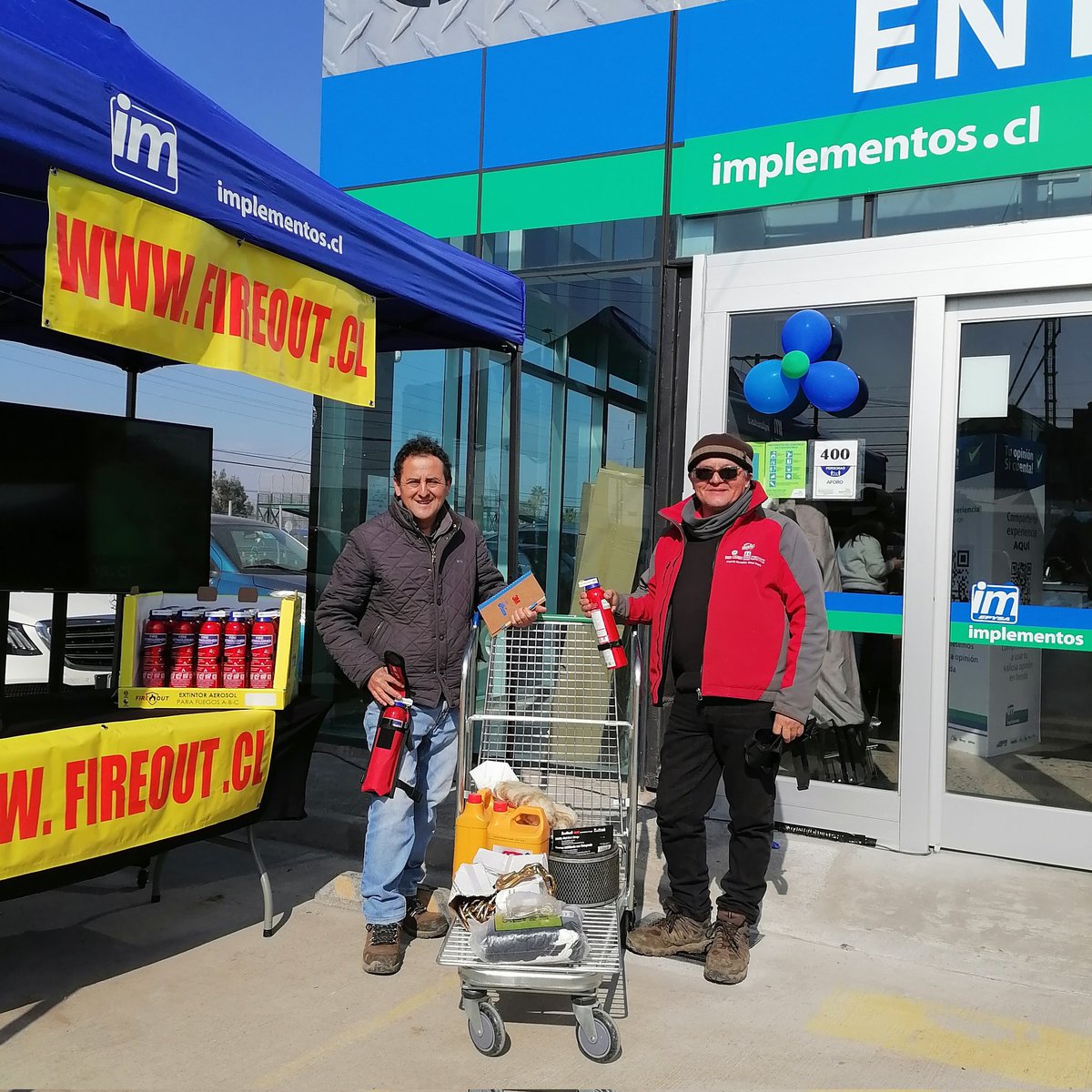 fireoutoficial's tweet photo. FIREOUT presente en la reinaguracion de tienda Implementos Chile - Epysa en Talca. Acá, clientes llevando seguridad complementaria a sus camiones. https://t.co/bovf5ZBFXw