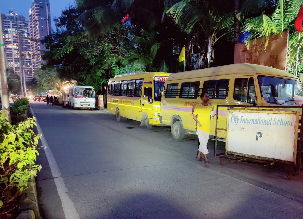 OshLokhBuzz's tweet photo. How can a school take over one lane of a two lane road. They say they have the permission.. @MTPHereToHelp have u granted the same to them.. this is City International school in oshiwara, if not, please take action asap
@AndheriLOCA 
@mieknathshinde https://t.co/919ZiwJoGm