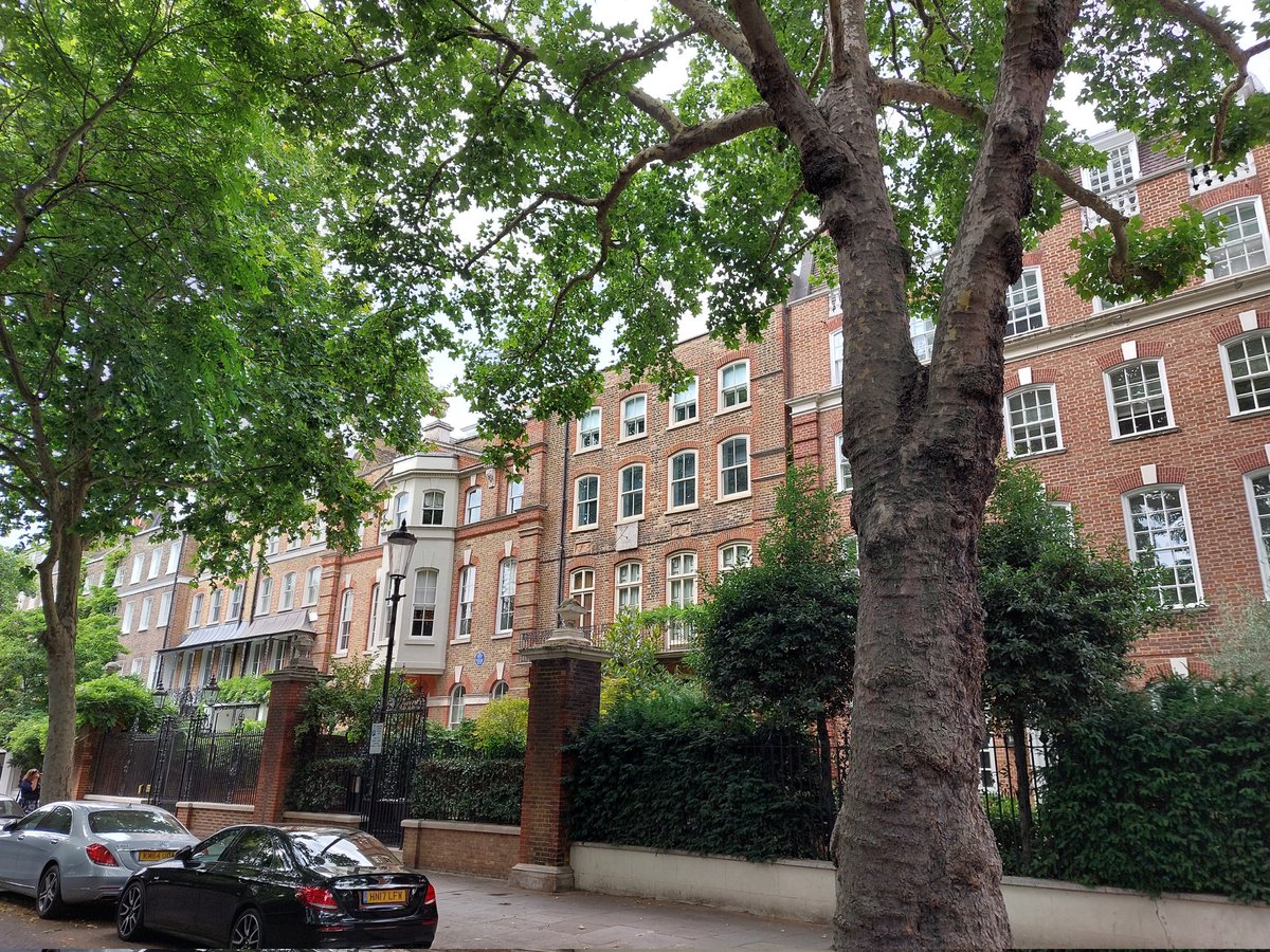 During the time that Ralph Vaughan Williams lived in Cheyne Walk in Chelsea he wrote both the Lark Ascending and the Fantasia on a Theme of Thomas Tallis Apparently he lived at number 13 which is somewhat impossible to find!