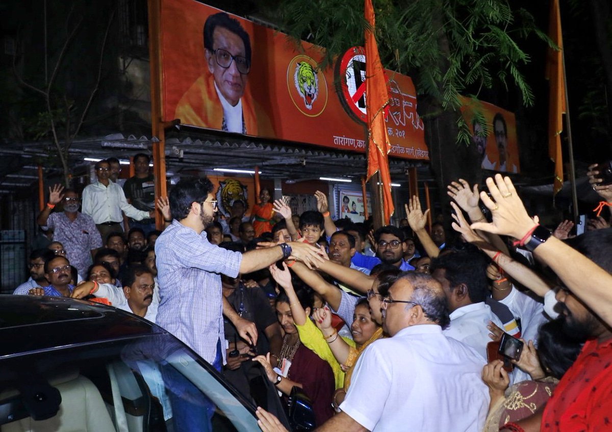 AUThackeray's tweet photo. आज भायखळा, वरळी, प्रभादेवी-खेडगल्ली येथील शिवसेनेच्या शाखांना भेट देऊन शाखा प्रमुख आणि अन्य पदाधिकाऱ्यांशी संवाद साधला. https://t.co/71Z73xd9qh