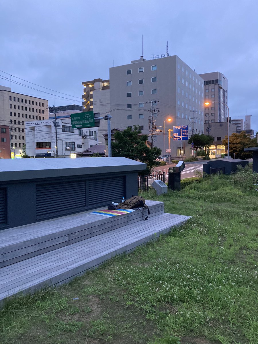 おはようございます✨ 縁旅246日目は岩手県盛岡市の木伏緑地の隅っこで朝を迎えました☺️ 寒くて寝れなかったので、冷える度に走ってました！笑 盛岡さんさ踊りがあれだけ盛り上がると、夜の静けさはより一層寂しく感じますね😔