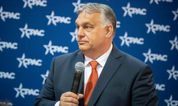 OjO. Viktor #Orbán 🇭🇺 en el #CPACTexas 🇺🇸: “El número de abortos se ha reducido a la mitad en Hungría. En Hungría no tan solo construimos un muro físico, estamos construyendo un muro contra la ideología de género”