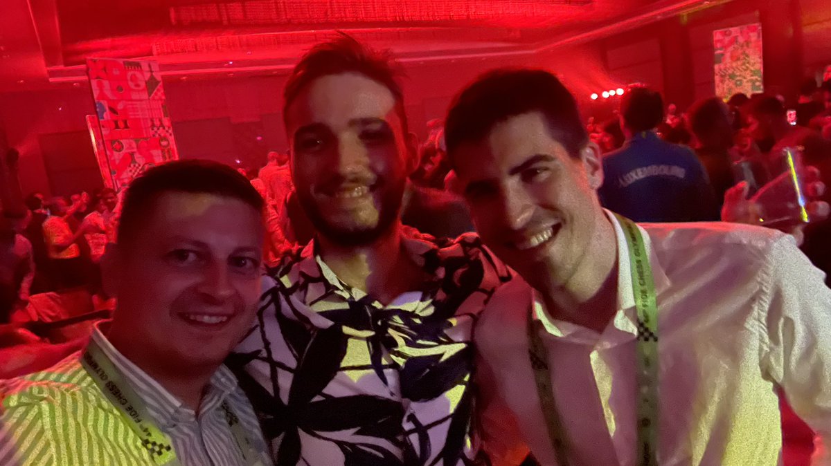 TheButcherChess's tweet photo. Bermuda party! 🎈Lots of known faces and great atmosphere before the final part of the tourney! 🥃🕺🏾💃😂 #chessbrahtv eric hansen #fionchetta Fiona Steil Antoni, #bulmaga, Ivic, Draskovic, Rogers (all on pics) and of course many more… https://t.co/sPjwJN7d3q
