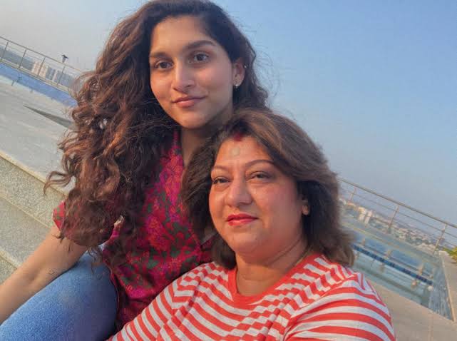 sharadasrinidhi's tweet photo. Buzz is that @RamuMalashree daughter #Ananya to mark her debut with @dasadarshan in director @TharunSudhir #D56 produced by @RocklineEnt 
Lets wait for the official announcement to be out tomorrow at 9.45 am https://t.co/hkHa59A456