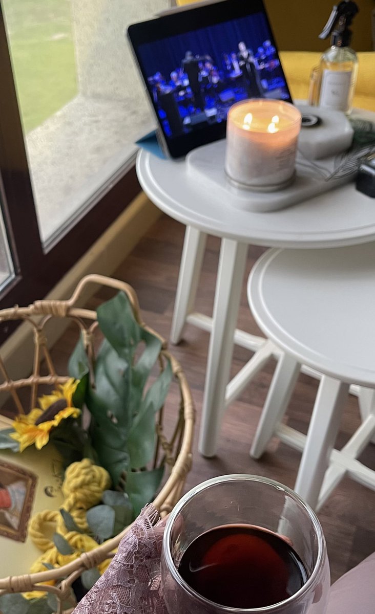 أنا أخلق لحظاتي السعيدة ، لا أنتظرها.