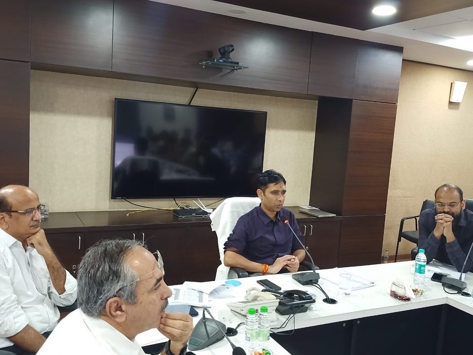 मप्रपक्षेविविकं के प्रबंध निदेशक श्री अमित तोमर ने गुरुवार को समीक्षा बैठक में इंदौर और उज्जैन क्षेत्र के इंजीनियरों को संबोधित किया। श्री तोमर ने शासन, बिजली कंपनी की प्राथमिकताओं को पूर्ण करने के निर्देश भी दिए।
#Indore #Ujjain #Engineers #Priorities #MPEB #MPPKVVCL