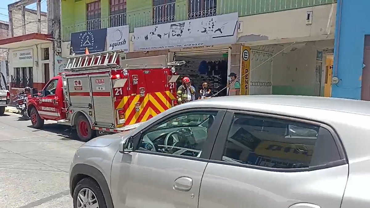 #ÚltimaHora: Se reporta Supuesta Explosión de un Boiler en una casa donde no había nadie esto en la calle Úrsulo Galván de #Xalapa, al lugar se encuentran elementos de la SSP, Bomberos y Protección Civil para que determinen las causas.
Foto: #Notiwhats