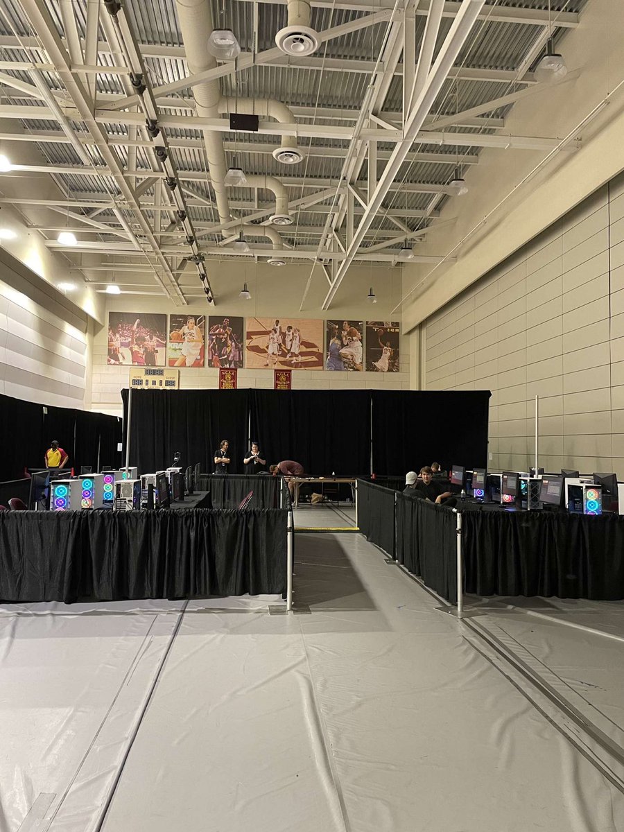 _TheRotation's tweet photo. This is the ENTIRE Challengers setup in LA for Champs. 

No stage. No spectator area. 

Nothing. https://t.co/bS1kc3kcQX