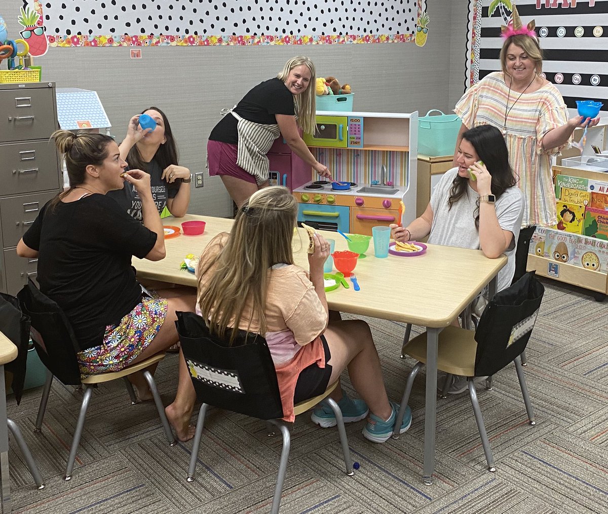 MegStevens8's tweet photo. @hugheselem Kinder Team is cooking up a great year! #MakeitHappen #PurposefulPlay #WeLiketoEat #FeedtheTriplets #BestTeamEver #HereComesTrouble 💙 https://t.co/wTYMZo9Pfa