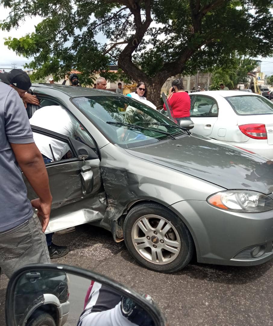 #ReporteMalvado
Accidente de tránsito en semáforo Bariloche, alta vista paseo Caroni, desde el lugar de los hechos reportan que señora dentro de uno de los vehículos presenta lesiones moderadas.

Involucrandos se mantienen en el sitio. 
--
#Pzo #04Ago #Accidente