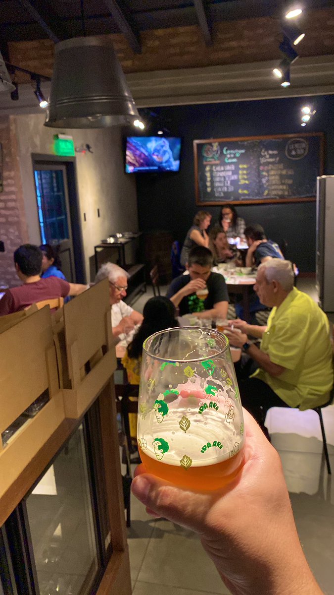 craftbeerpy's tweet photo. Gracias a todos los que se sumaron a la noche “Beer & Food” con IPAs y comida de la casa, sigue la semana del IPA Ara hoy con mas cerves, salud! #IPAAra #IPADayPy https://t.co/hutcKGEJTv