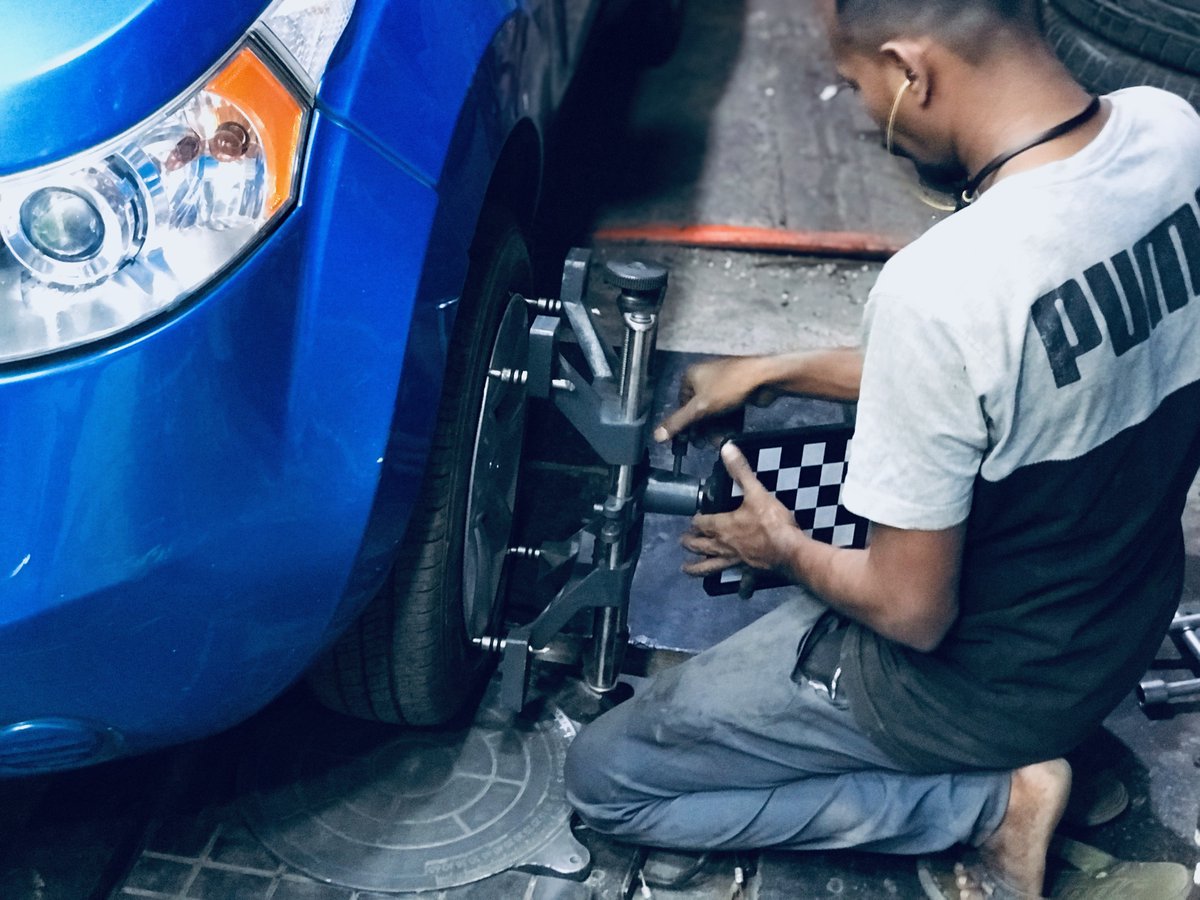 raphaehalim's tweet photo. Jan '22: T2PO’s suspension was very stiff. Our friend Amish helped us do a DIY fix at Kurla, where Fakhruddin and his group sourced parts and replaced what was needed. @MahindraElctrc #Electric @MainiChetan @born_electric #DriveElectric @AmishDadawala @PlugInIndia https://t.co/8mU27K3x2o