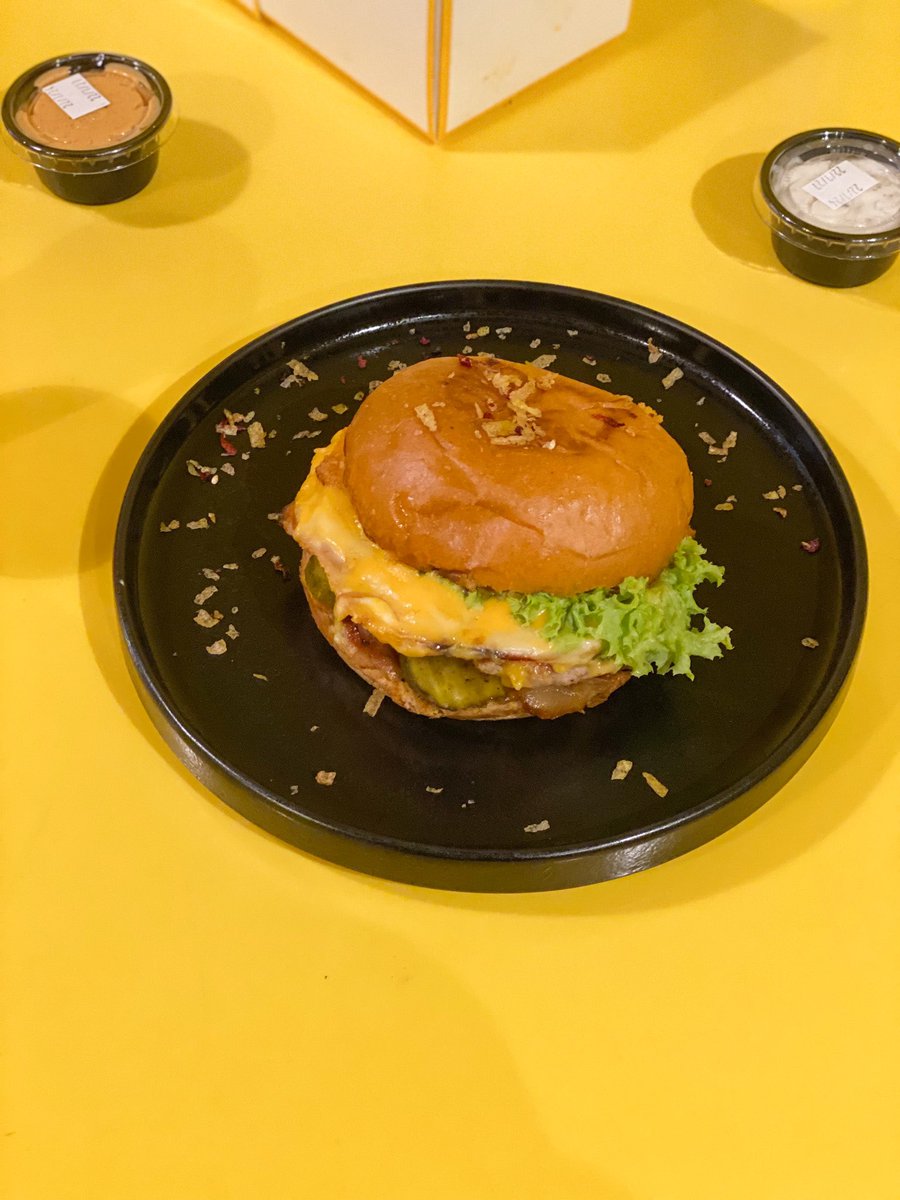 w_n46's tweet photo. مسـاء الخيـر ♥️🌱.

غدانا اليوم كان فـ @burgerlly 😋
المكان حلو و ملموم ، جلسات محدوده 
اكلهم لذيذ و ناطع ، جربت عندهم البوكس و عليه عرض ، بوكس يتكون من برقر متنوع و بطاطس و مشروب بـ ٩٩ 😍♥️.
لا يفوتكم جربوه 😋👌.

شرفوني في سنابي 😍♥️ https://t.co/QdPg6HrZ9S https://t.co/kuCiyJYt2v