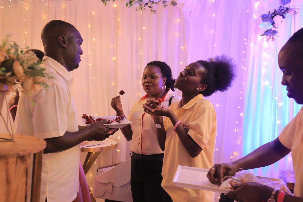 cakestudio_ug's tweet photo. #CakeTastingSession at the #BrideAndGroomExpo
In most cases you rarely enjoy your own cake baked by you. So we had to make sure @CakeToDiffer and @bake4me get to enjoy cakeππ° at the #brideandgroomexpo2022 served by our own CEO. πͺπππ₯³ππ₯°π It's called the bakers' spirit. https://t.co/gJoZoyd2yL