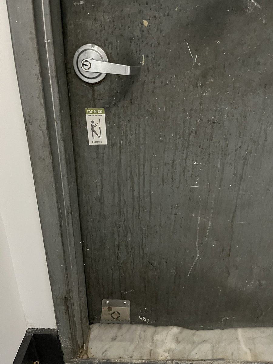 Denne håndfri dør har lige sikret en cafe i Brooklyn prisen for årets toilet. Bravo