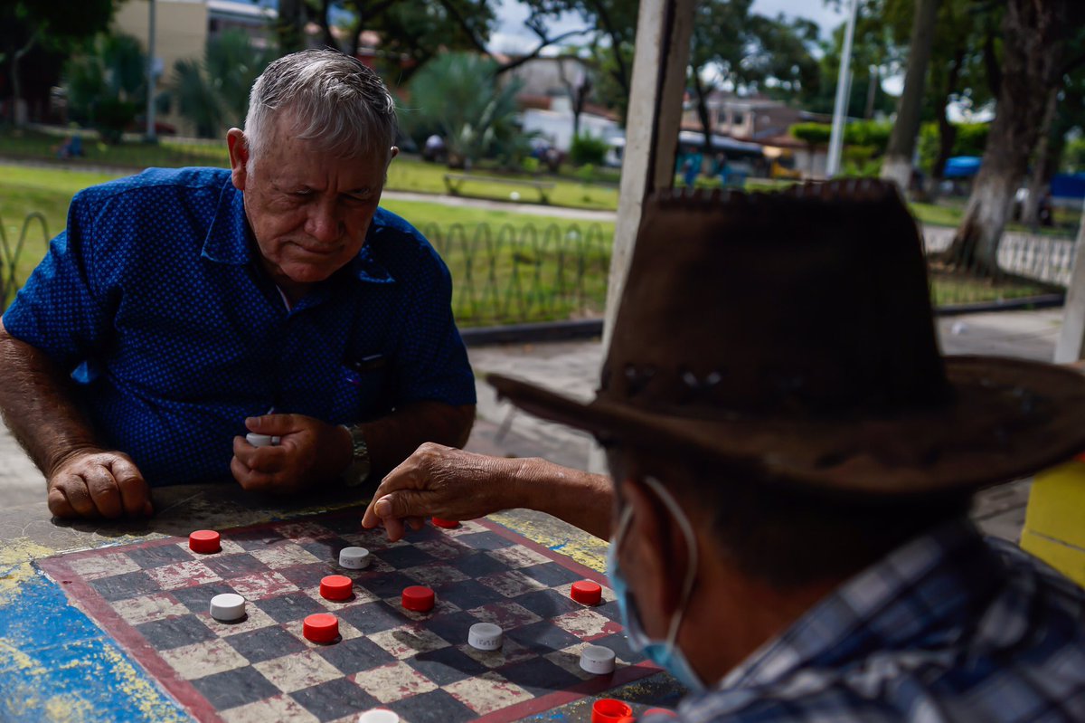 APhotografiA's tweet photo. #salvadoreños participan en un #juego de #damas improvisado con #taparroscas en el #parque #centenario del #centrohistorico de #sansalvador #elsalvador
#dama #juegosdemesa #jugando #cheers #dailylife #vidacotidiana #diversion #cultura #streetphotography #photojournalism #sivar https://t.co/NDHhLujJsx