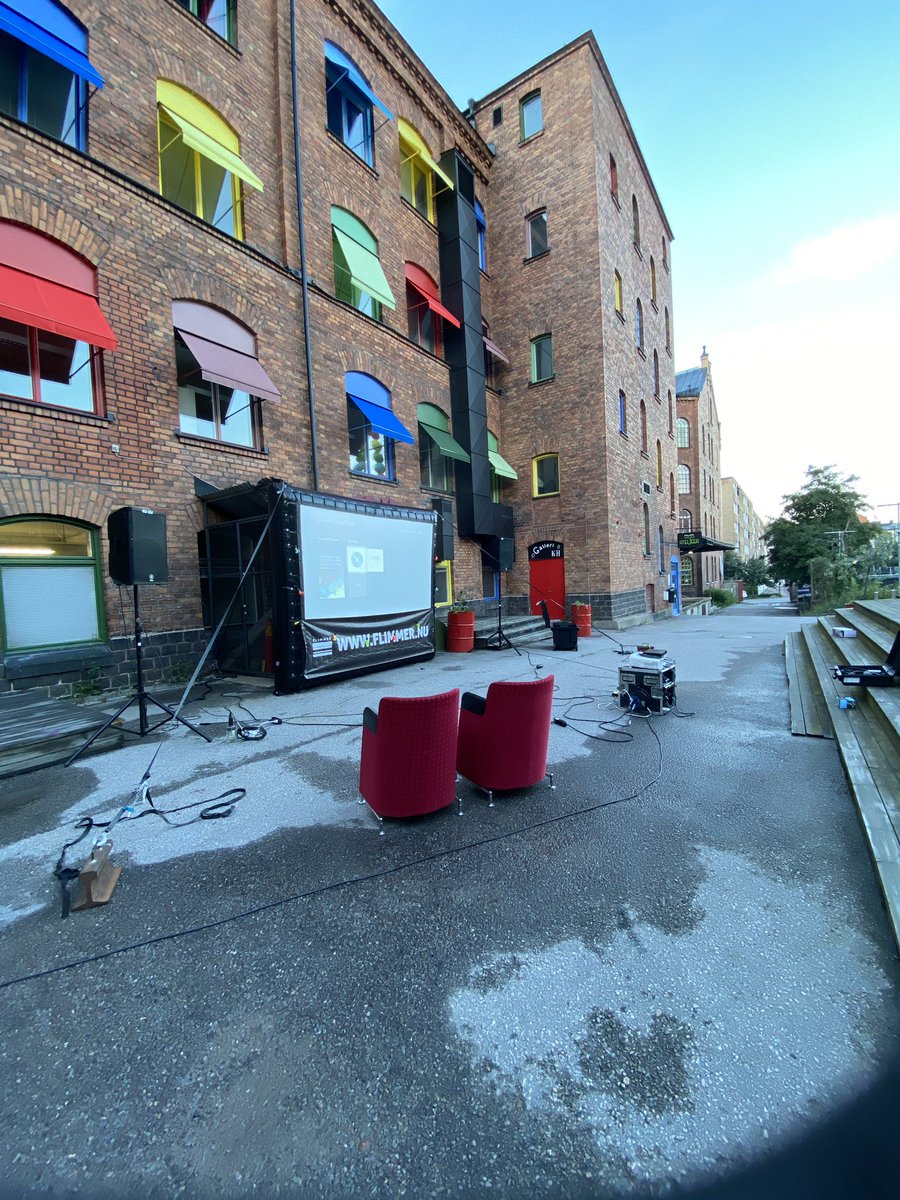 Snart premiär för årets utomhusbio! Vi visar Beetlejuice kl 21.30 på Hallarnas innergård.