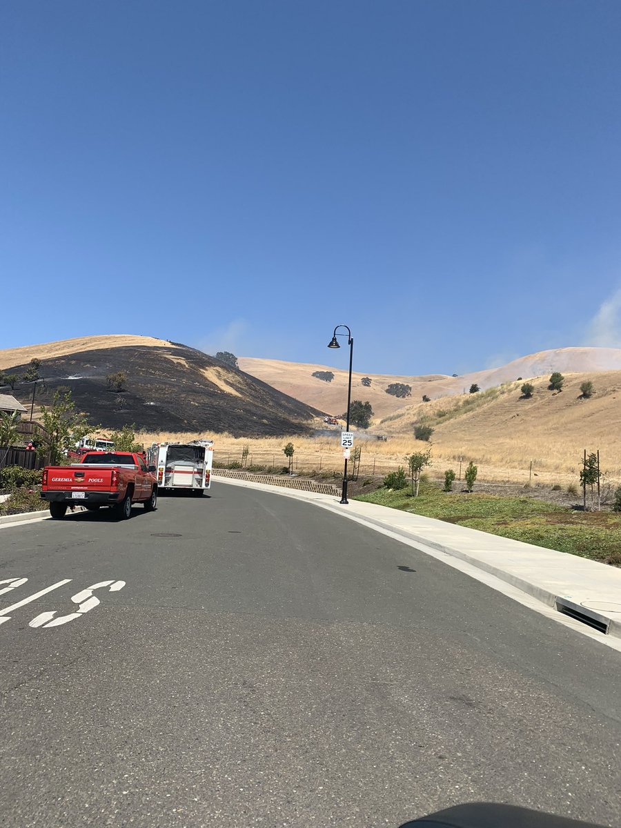 FairfieldPolice's tweet photo. #DiscoveryWayFire Still no evacuations. The best to assist is by avoiding the area https://t.co/kbHkkryidc