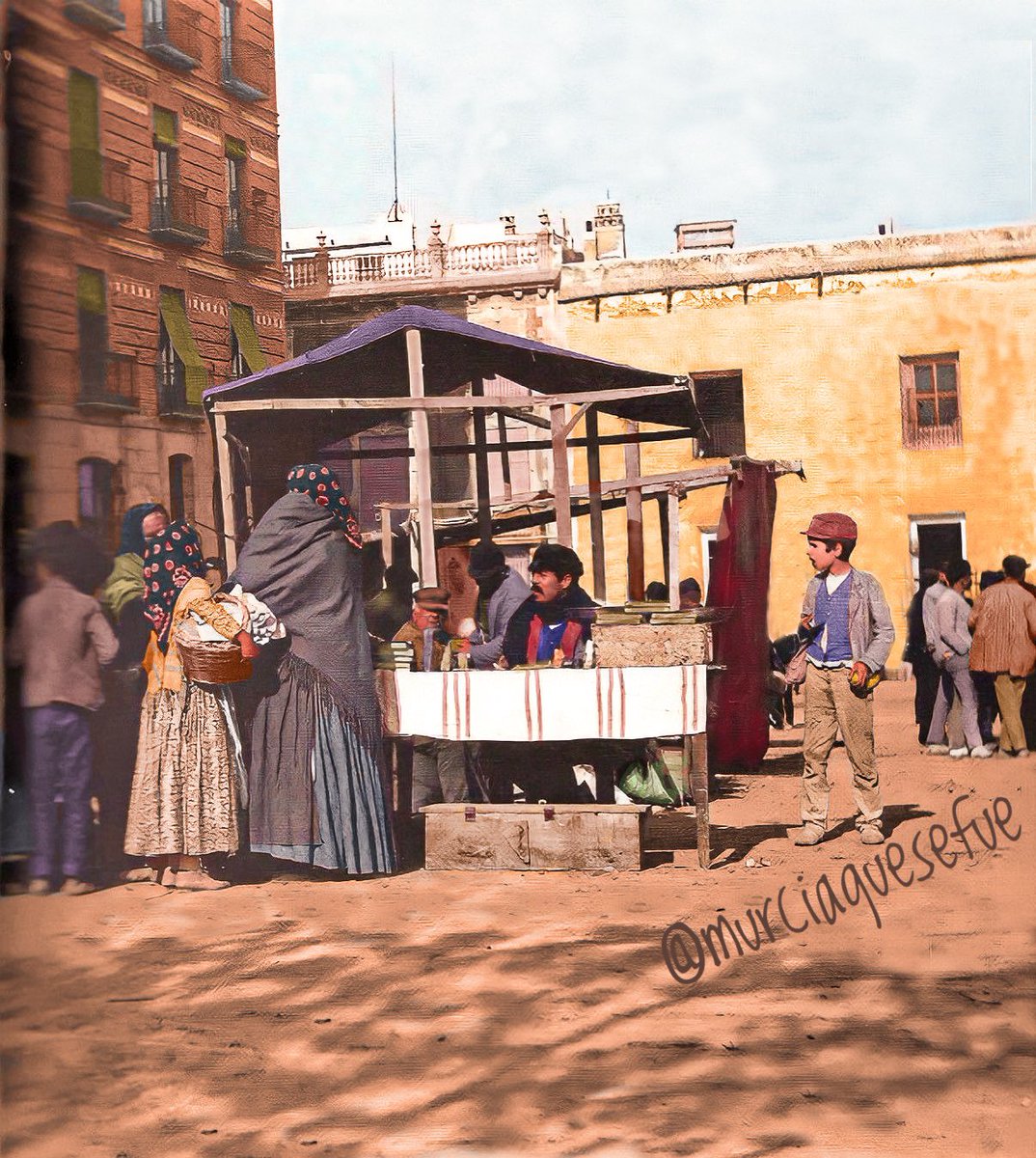 Murcia. Foto sobre el 1900, donde podemos ver un puesto de mercado junto al hotel Universal, luego Victoria, detrás se ve la casa De la Cruz que se demolió en los años 30. La foto es propiedad de María Manzanera y la encontré en Internet. Si les gusta se agradece un retuit. 😀