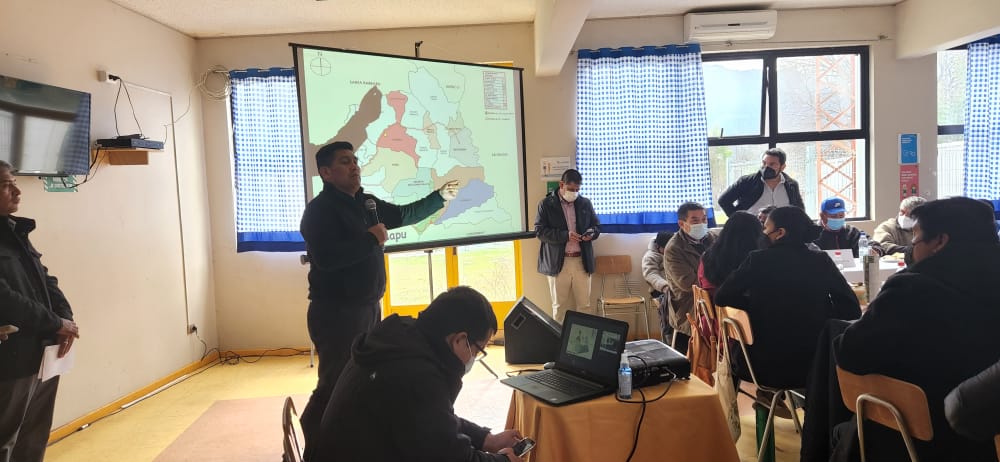 Alcalde_abb's tweet photo. Junto a Lonko y Dirigentes del Territorio planteando al Gobierno impulsar el Plan de desarrollo para el territorio Pewenche. Seguimos confiando en que el diálogo será una vía efectiva para alcanzar acuerdos y el anhelado desarrollo con pertinencia  para el territorio. https://t.co/Z9prgbvs7Y