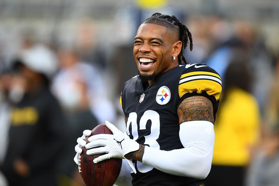 btsteelcurtain's tweet image. RT if you would like to see @joehaden23 return to the Steelers!