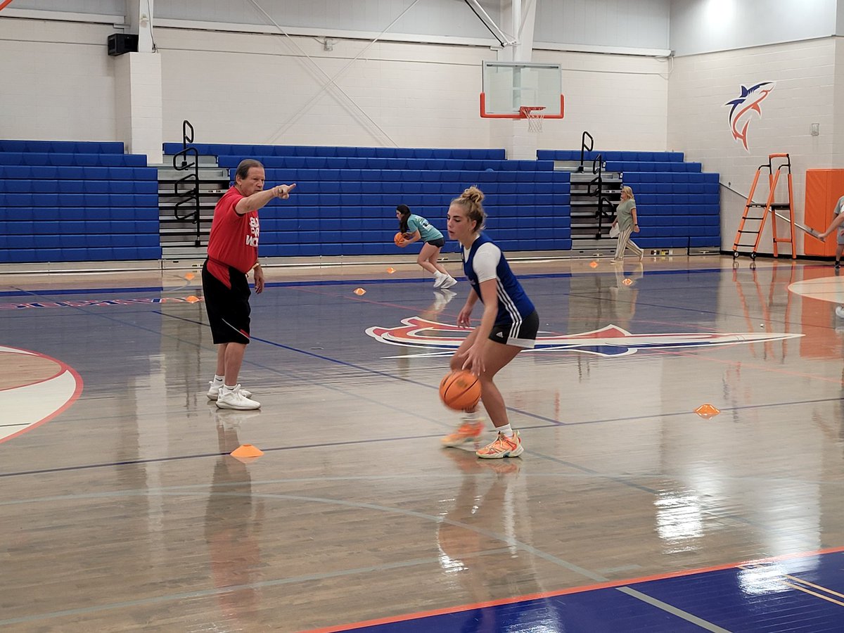 LadyMakosBB's tweet photo. Mako Womens' Baskeball working on skills and drills with Coach Ronnie Arrow. https://t.co/TKxK5PXaZR