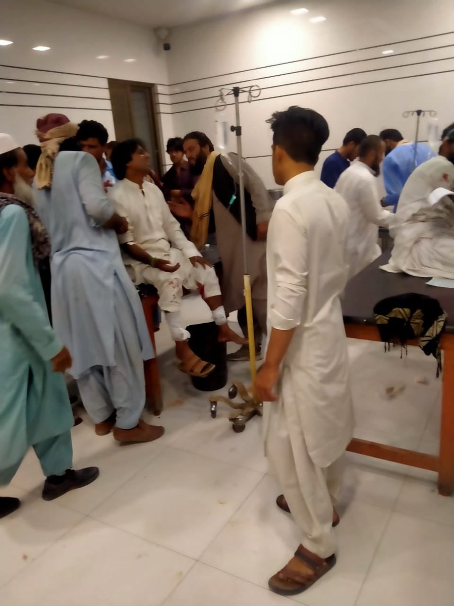FaizanBinAslam1's tweet photo. 8 People Injured in Hand Gernade attack on Flag Selling stall at Raisani Chowk Joint Road, Injured Shifted To Civil Hospital

#Quetta #Balochistan #HandGernade https://t.co/teOVH5YkqM