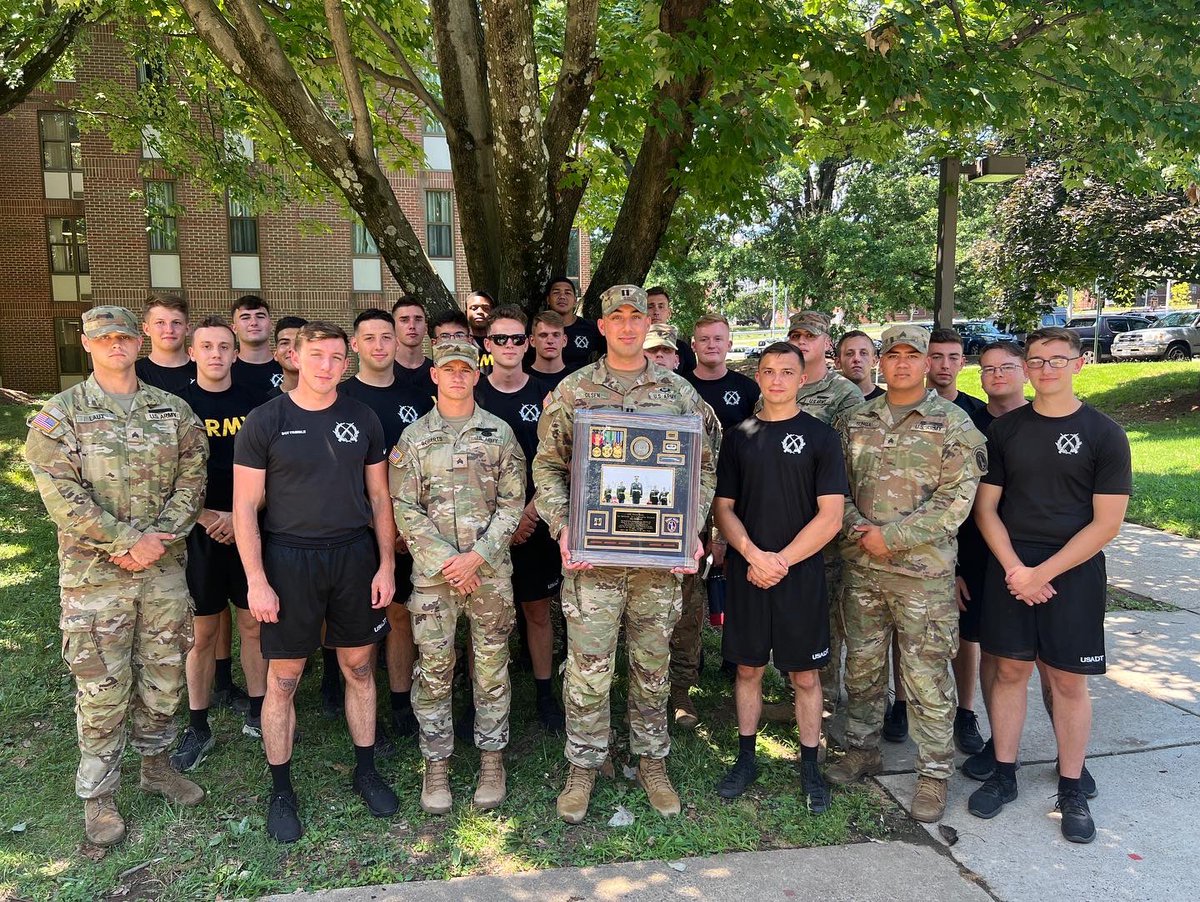 ArmyDrillTeam's tweet photo. “For outstanding performance as a member and commander of the United States Army Drill Team. Your commitment and professionalism has set the standard for other members to follow. Thank you and good luck in your future endeavors!”
Once I am, always will I be… Drill Team! https://t.co/2KkHbH0JEH