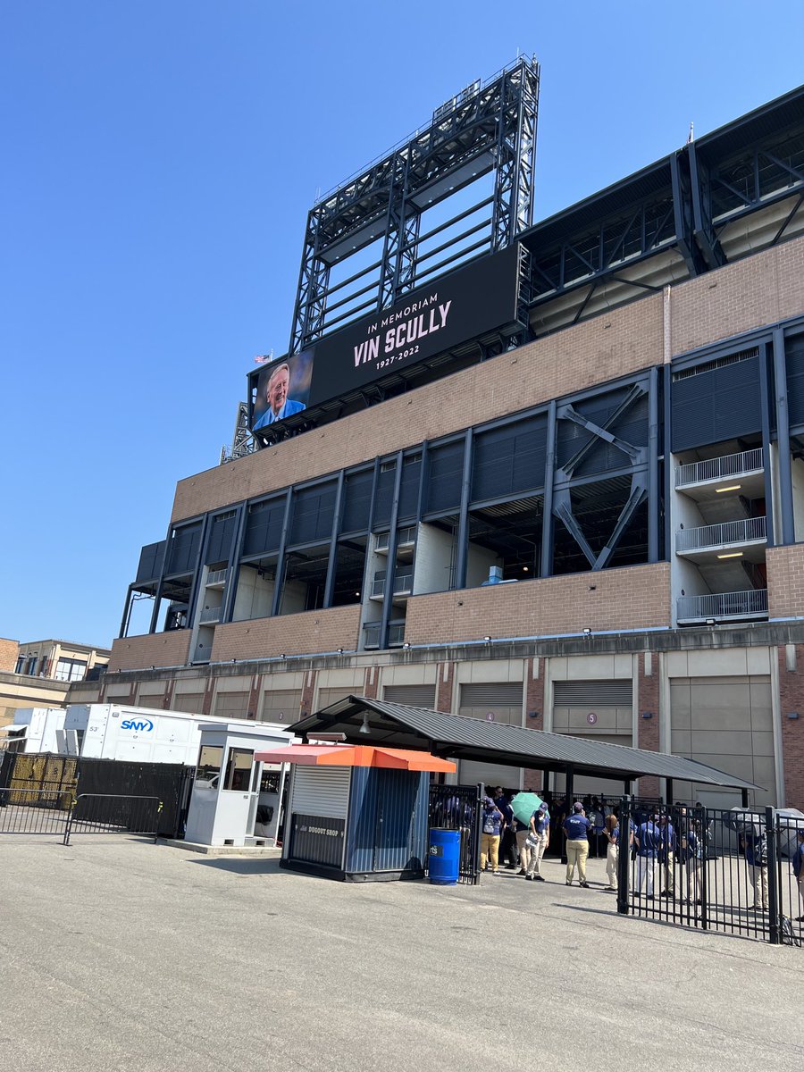 HowieRose's tweet photo. Nice gesture by the Mets on the message board outside Citi Field. https://t.co/U6b3fKtKSs