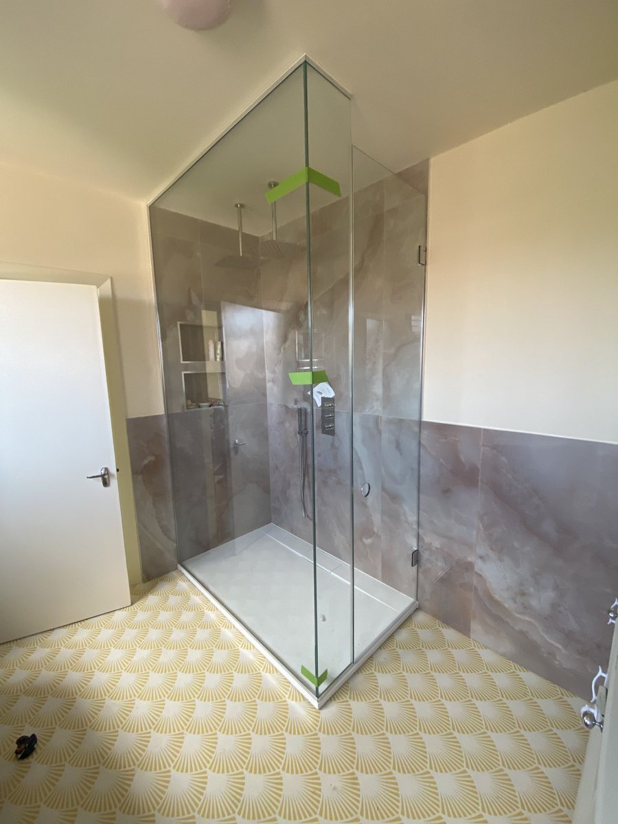Bespoke Glass Splash tweet media