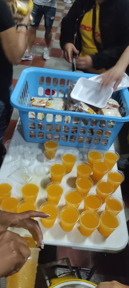 La barra del Aragua FC (<a href="/VikingosPte/">BARRA VIKINGOS - LA BARRA DE LOS ARAGÜEÑOS</a>) obsequió a los jugadores y miembros del cuerpo técnico una cena luego de su entrenamiento el día de ayer.

Esta iniciativa de sus fanáticos es en apoyo a la delicada situación de deudas y mala alimentación que atraviesan en el club. 👏🏼🇻🇪