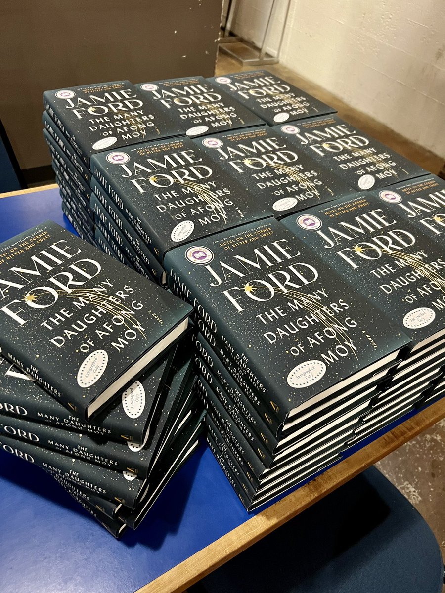 Freshly signed books at Seattle’s iconic <a href="/ElliottBayBooks/">Elliott Bay Book Co.</a> 📚❤️🎉