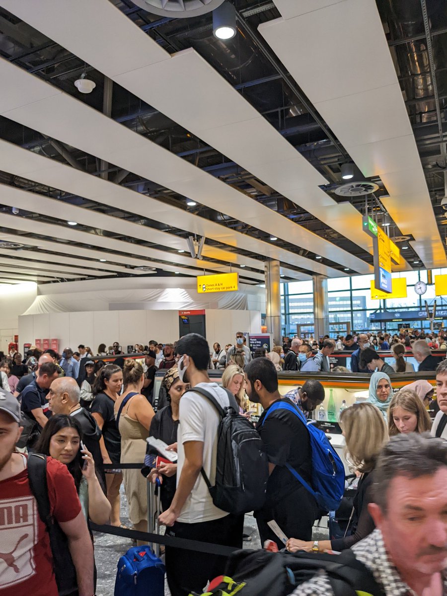JanksJulia's tweet photo. Had the wildest experience at @HeathrowAirport 🤯 

Arrived 4 hours before my flight but still ended up running to catch it because security queues were so long. 

At one point the line was so long we were queuing outside the airport building 🥲 https://t.co/g7q2HwEzqP